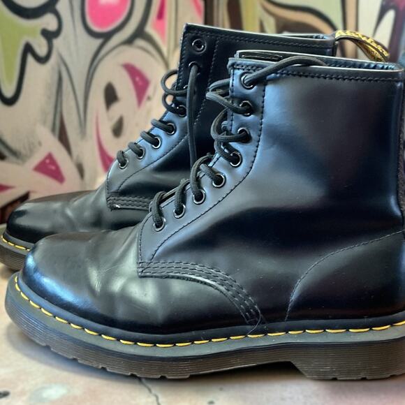 Women's Size 8 DR. MARTENS 11822 Black Leather Combat Boots Excellent Condition - Picture 1 of 13
